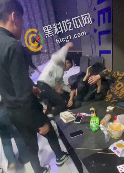 青海西宁 一女孩在酒店里遭多人暴打侮辱 扇耳光割头发 还逼迫女孩脱光全身衣服拍照！  第3张