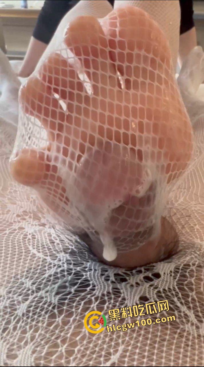 台湾澎湖县反差人妻骚货母狗『彭乐』wx诱惑聊骚 酒店白丝足交摩擦男友鸡鸡致白浆直射！原创独家流出！  第7张