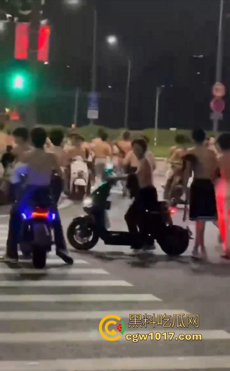 深夜街头惊现帮派斗争！赤裸染发精神小伙携带棍棒骑着鬼火到场，飞车撞人拳拳到肉血拼到底，完全不输电影场面！  第2张