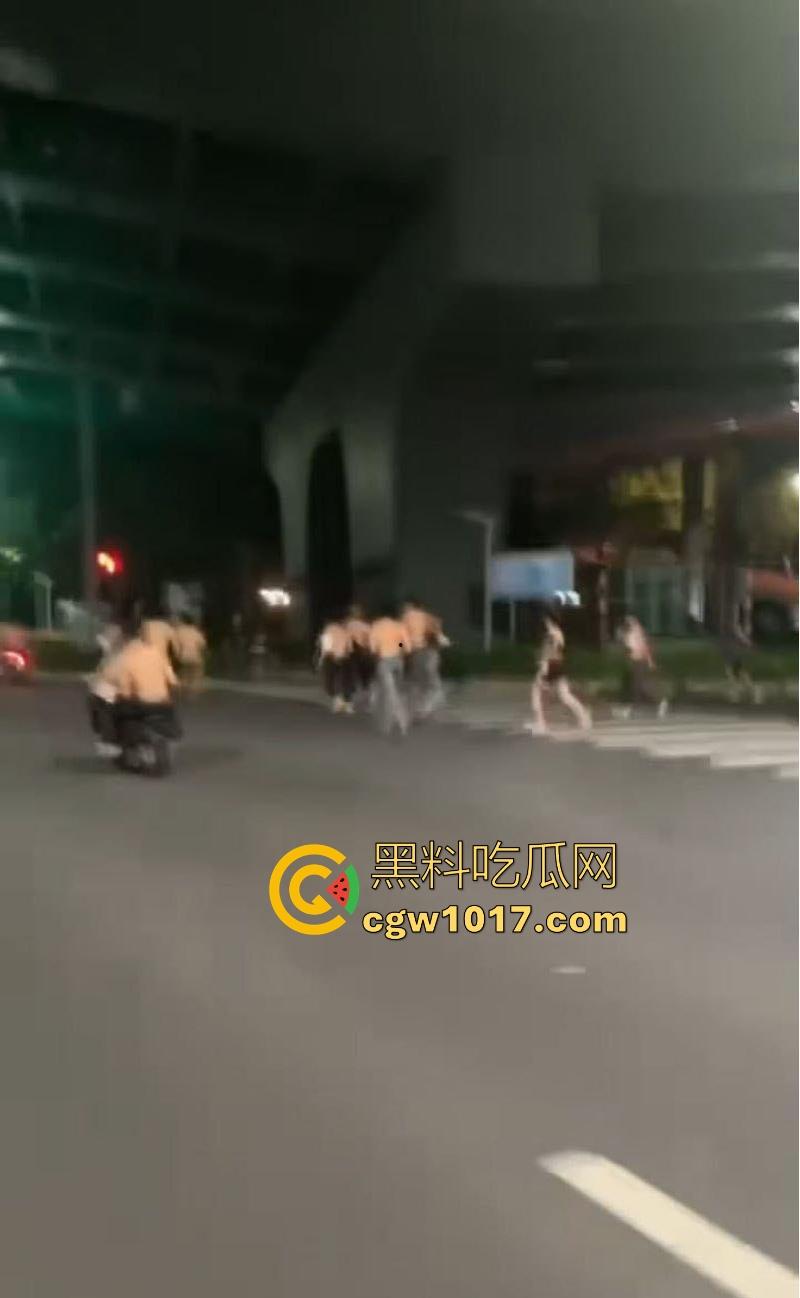 深夜街头惊现帮派斗争！赤裸染发精神小伙携带棍棒骑着鬼火到场，飞车撞人拳拳到肉血拼到底，完全不输电影场面！  第3张