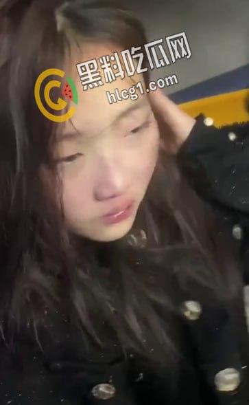 青海西宁 一女孩在酒店里遭多人暴打侮辱 扇耳光割头发 还逼迫女孩脱光全身衣服拍照！  第7张