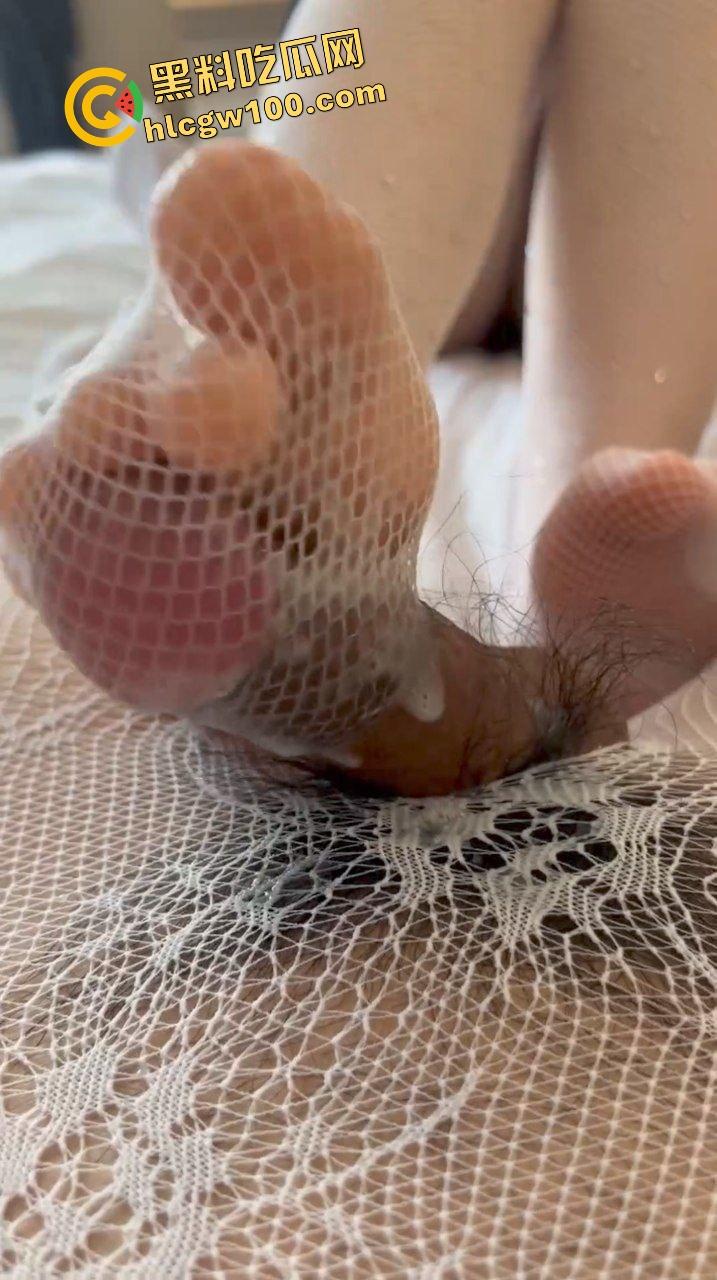 台湾澎湖县反差人妻骚货母狗『彭乐』wx诱惑聊骚 酒店白丝足交摩擦男友鸡鸡致白浆直射！原创独家流出！  第10张