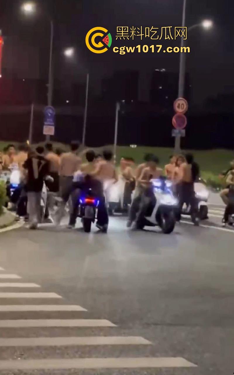 深夜街头惊现帮派斗争！赤裸染发精神小伙携带棍棒骑着鬼火到场，飞车撞人拳拳到肉血拼到底，完全不输电影场面！  第7张