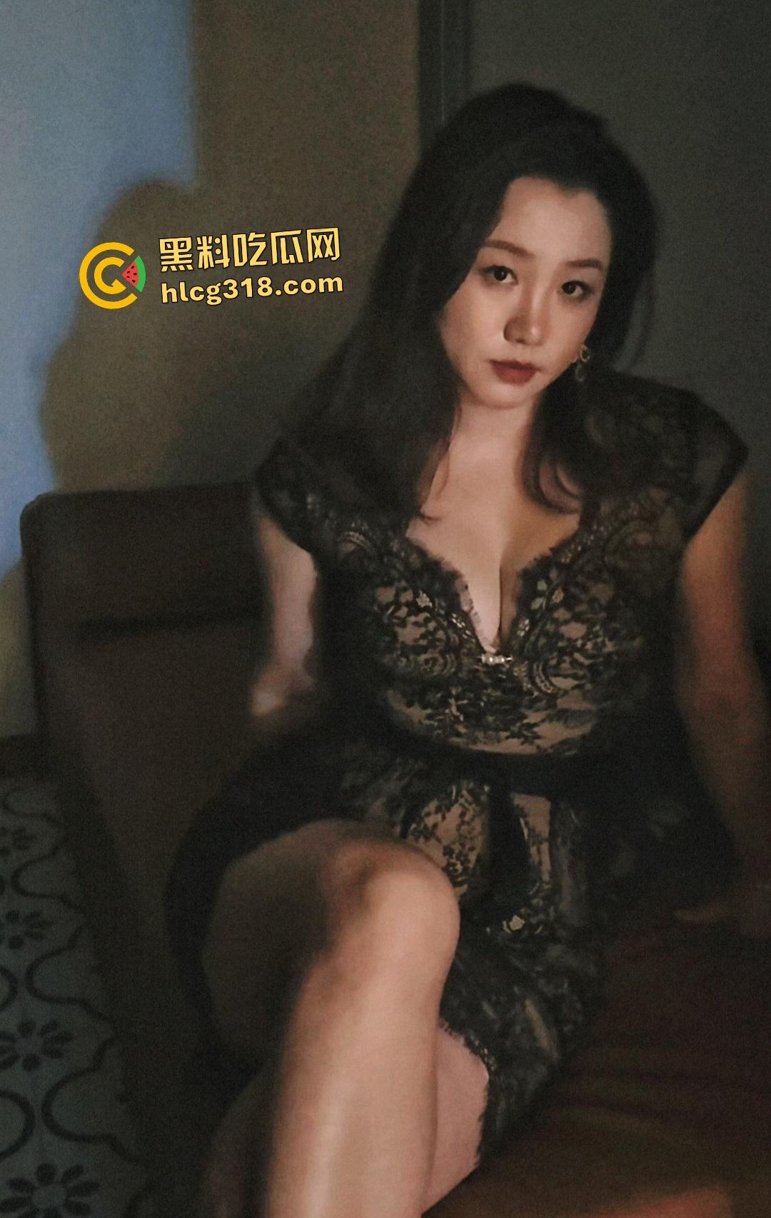 善良的小嫂子穿着丝袜在院子里晒太阳，被小弟拉倒屋内猛插内射，  做爱动静大还被隔壁大妈发现！ 第1张