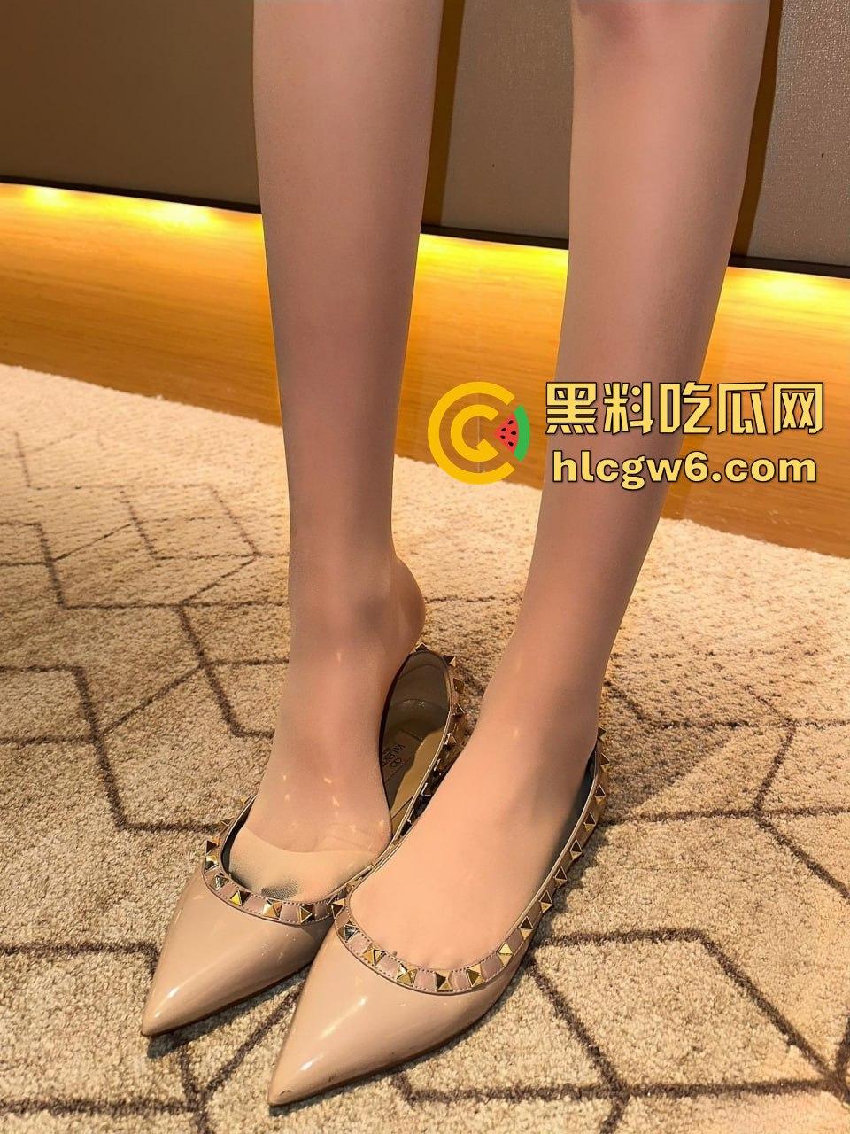 北京大长腿女神黑丝御姐【克鲁鲁】华伦天奴加攻速被富哥操翻 各种暴力姿势全解锁，男人最爱的尤物就是她！  第6张