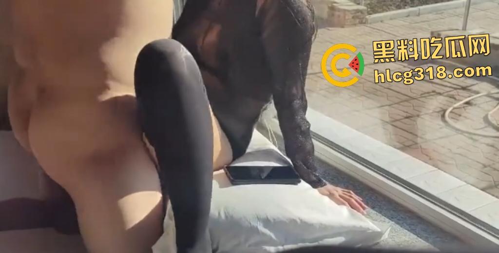 善良的小嫂子穿着丝袜在院子里晒太阳，被小弟拉倒屋内猛插内射，  做爱动静大还被隔壁大妈发现！ 第7张