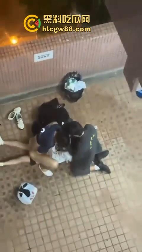 热门事件！香港屋苑平台3P野战偷拍！女孩被2男前后夹击操的热火朝天 跪地被猛插口爆刺激！  第2张