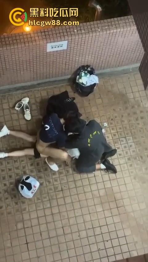 热门事件！香港屋苑平台3P野战偷拍！女孩被2男前后夹击操的热火朝天 跪地被猛插口爆刺激！  第3张