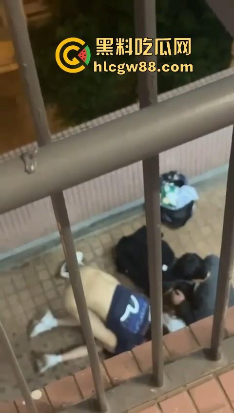 热门事件！香港屋苑平台3P野战偷拍！女孩被2男前后夹击操的热火朝天 跪地被猛插口爆刺激！  第5张