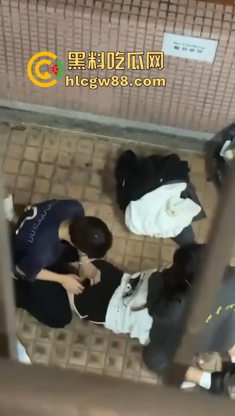 热门事件！香港屋苑平台3P野战偷拍！女孩被2男前后夹击操的热火朝天 跪地被猛插口爆刺激！  第6张