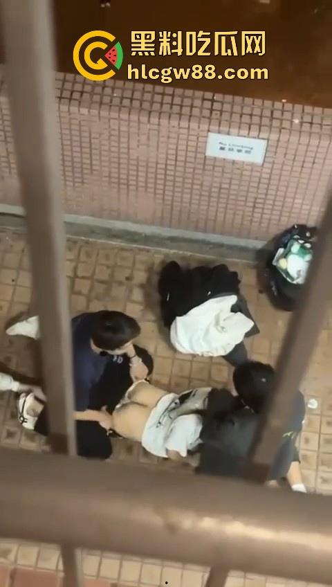 热门事件！香港屋苑平台3P野战偷拍！女孩被2男前后夹击操的热火朝天 跪地被猛插口爆刺激！  第7张