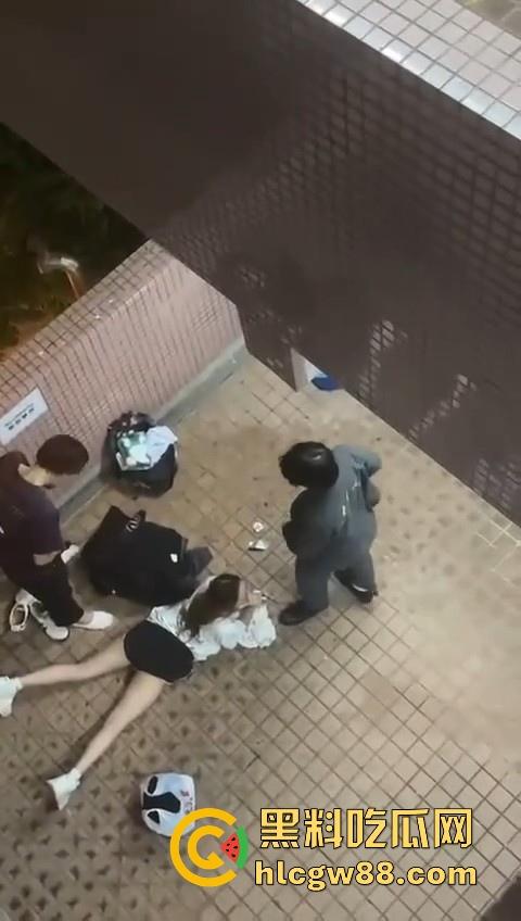 热门事件！香港屋苑平台3P野战偷拍！女孩被2男前后夹击操的热火朝天 跪地被猛插口爆刺激！  第10张