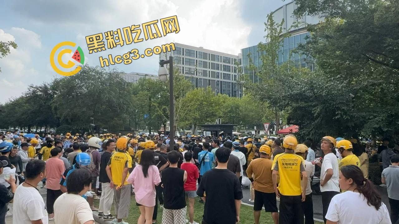 杭州西溪世纪中心 兼职女大学生外卖员踩到围栏 被保安拔钥匙罚款200 女学生下跪求放过 引来余杭全部外卖员鸣不平！  第13张