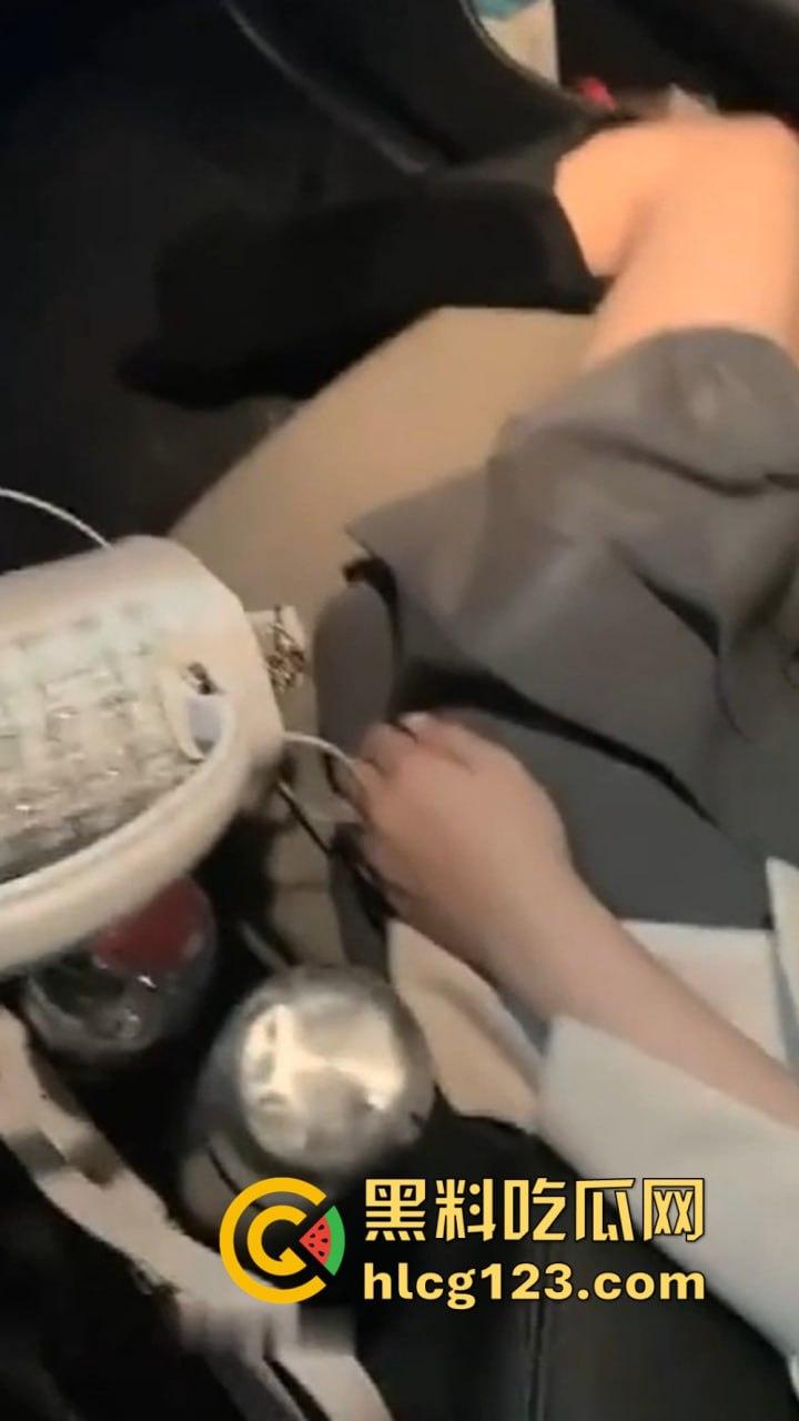 瓜友投稿：迷奸大学女同学，喝醉之后直接带到酒店内射，女主全程懵逼，估计以为是在做梦！  第5张