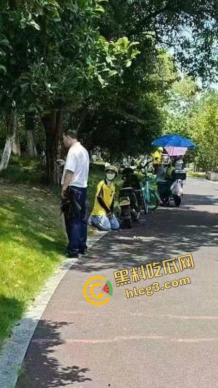 杭州西溪世纪中心 兼职女大学生外卖员踩到围栏 被保安拔钥匙罚款200 女学生下跪求放过 引来余杭全部外卖员鸣不平！  第14张