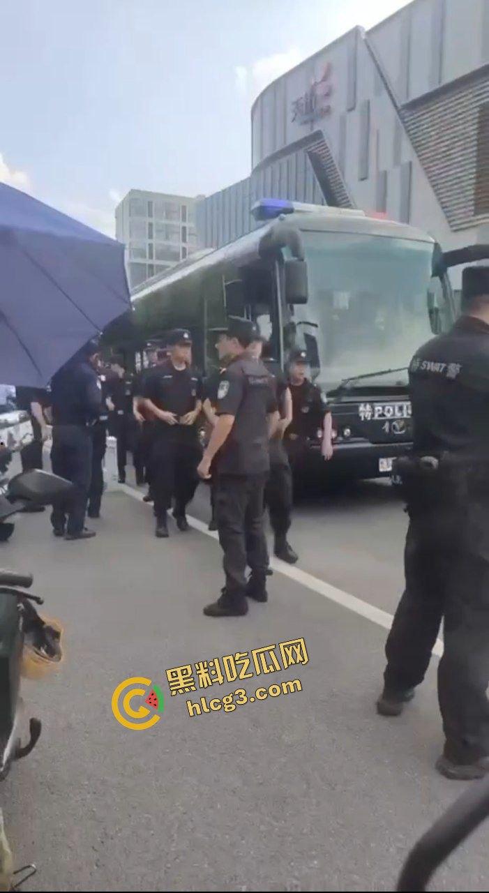 杭州西溪世纪中心 兼职女大学生外卖员踩到围栏 被保安拔钥匙罚款200 女学生下跪求放过 引来余杭全部外卖员鸣不平！  第15张