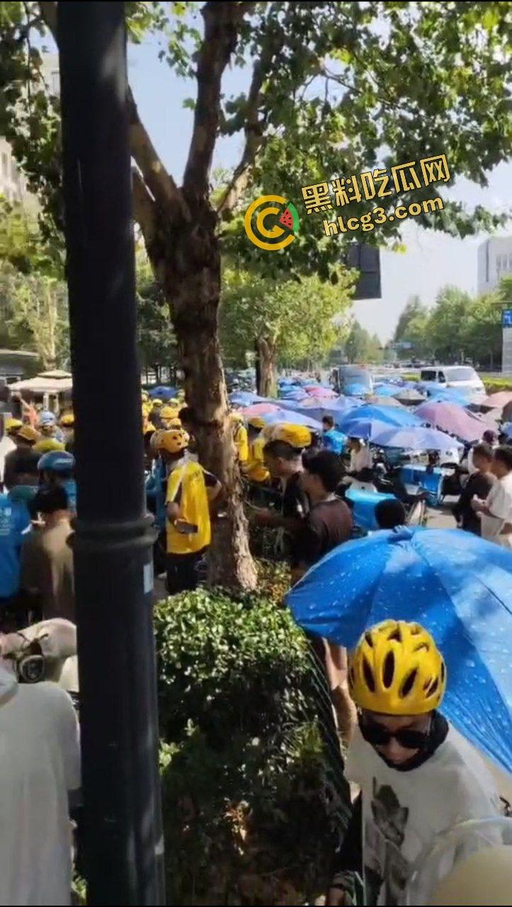 杭州西溪世纪中心 兼职女大学生外卖员踩到围栏 被保安拔钥匙罚款200 女学生下跪求放过 引来余杭全部外卖员鸣不平！  第16张