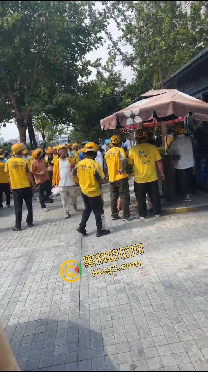 杭州西溪世纪中心 兼职女大学生外卖员踩到围栏 被保安拔钥匙罚款200 女学生下跪求放过 引来余杭全部外卖员鸣不平！  第17张