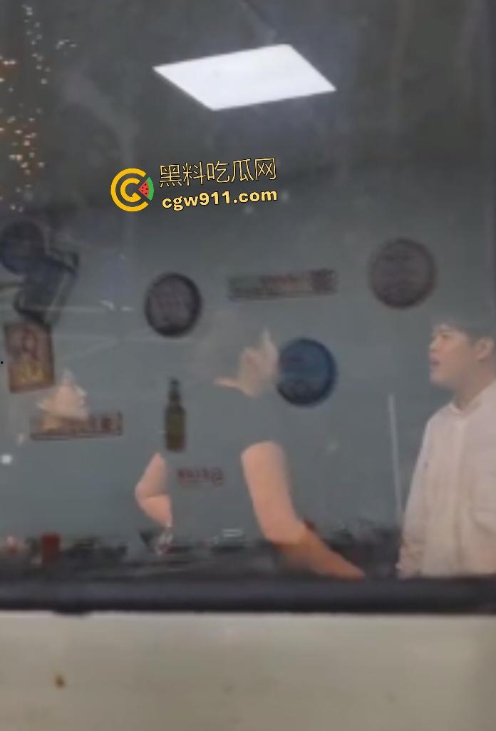 北京饭店三女刚一男！三个浪女高声吵闹惹怒独男，直接猛推女子装死瘫地，热心爽女士助警偷拍！  第6张