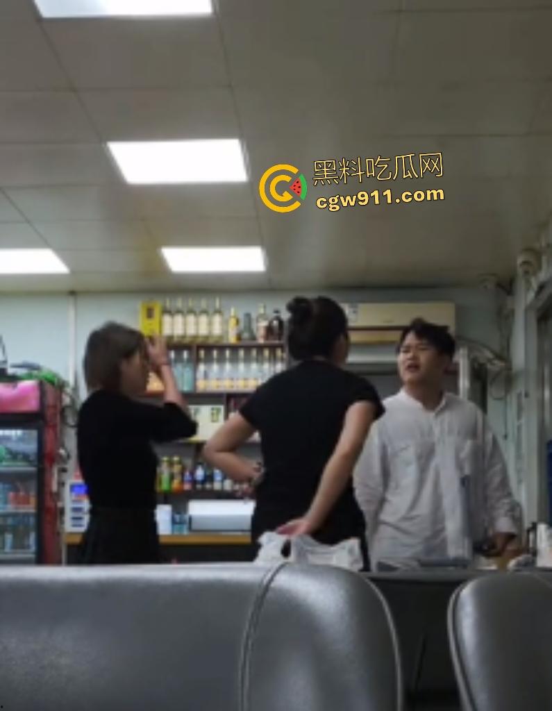 北京饭店三女刚一男！三个浪女高声吵闹惹怒独男，直接猛推女子装死瘫地，热心爽女士助警偷拍！  第7张