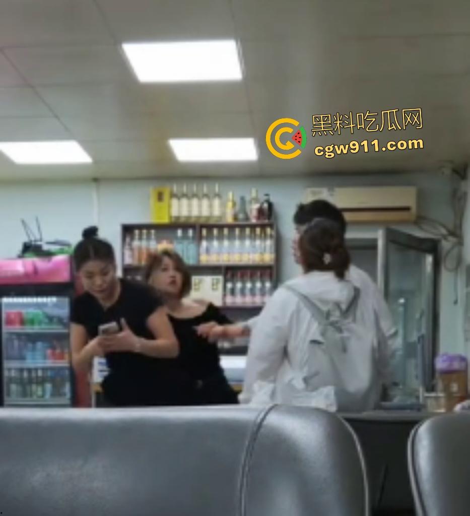 北京饭店三女刚一男！三个浪女高声吵闹惹怒独男，直接猛推女子装死瘫地，热心爽女士助警偷拍！  第8张