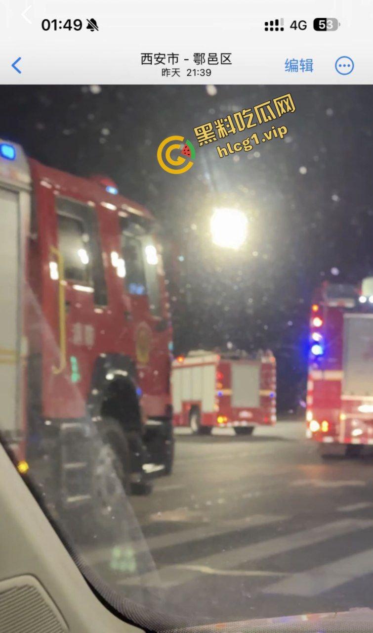 西安鄂邑张寨村 一涂料厂发生火灾！形成巨大黑色蘑菇云！  第2张