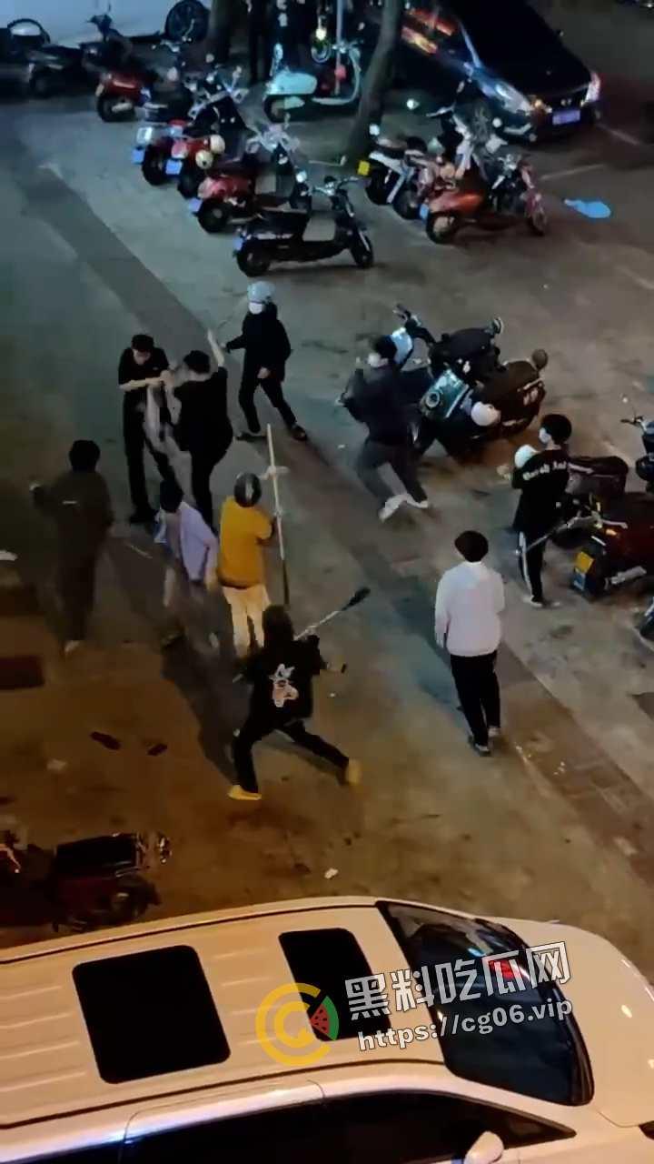 海南三亚商品街精神小伙再闹事！大砍刀抡起来就砍 警察劝架连警察都干 现场画面热血沸腾  第2张