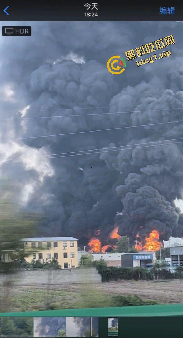 西安鄂邑张寨村 一涂料厂发生火灾！形成巨大黑色蘑菇云！  第3张