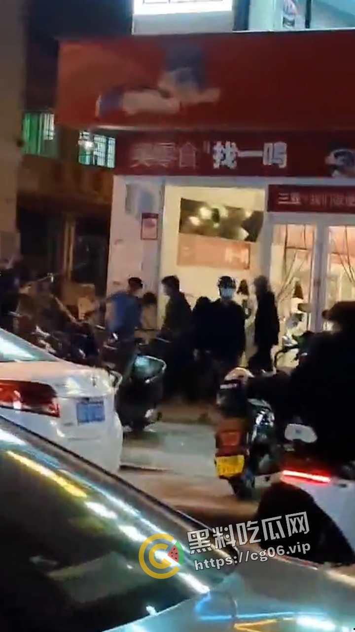 海南三亚商品街精神小伙再闹事！大砍刀抡起来就砍 警察劝架连警察都干 现场画面热血沸腾  第3张
