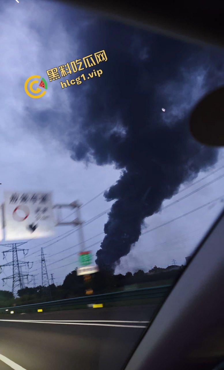 西安鄂邑张寨村 一涂料厂发生火灾！形成巨大黑色蘑菇云！  第4张