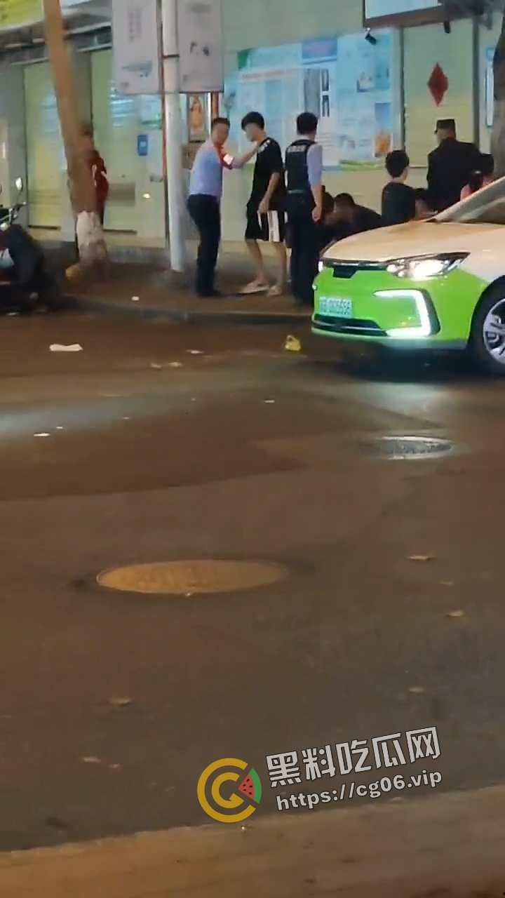 海南三亚商品街精神小伙再闹事！大砍刀抡起来就砍 警察劝架连警察都干 现场画面热血沸腾  第4张