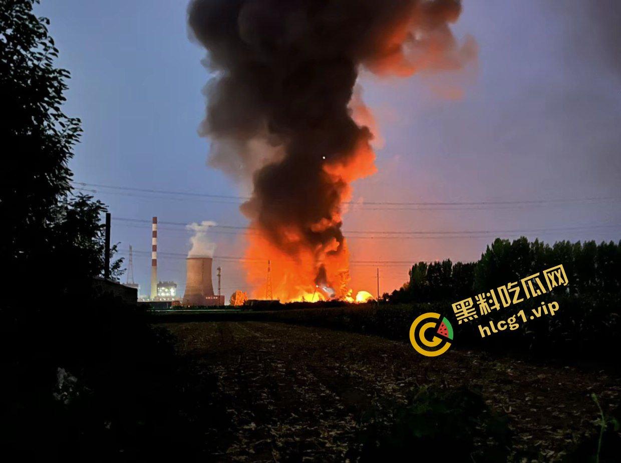 西安鄂邑张寨村 一涂料厂发生火灾！形成巨大黑色蘑菇云！  第5张