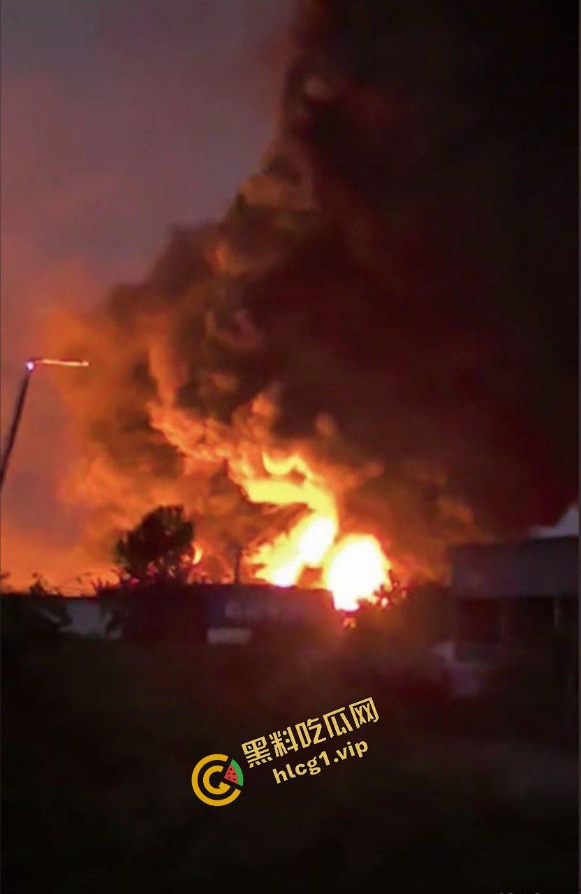 西安鄂邑张寨村 一涂料厂发生火灾！形成巨大黑色蘑菇云！  第6张