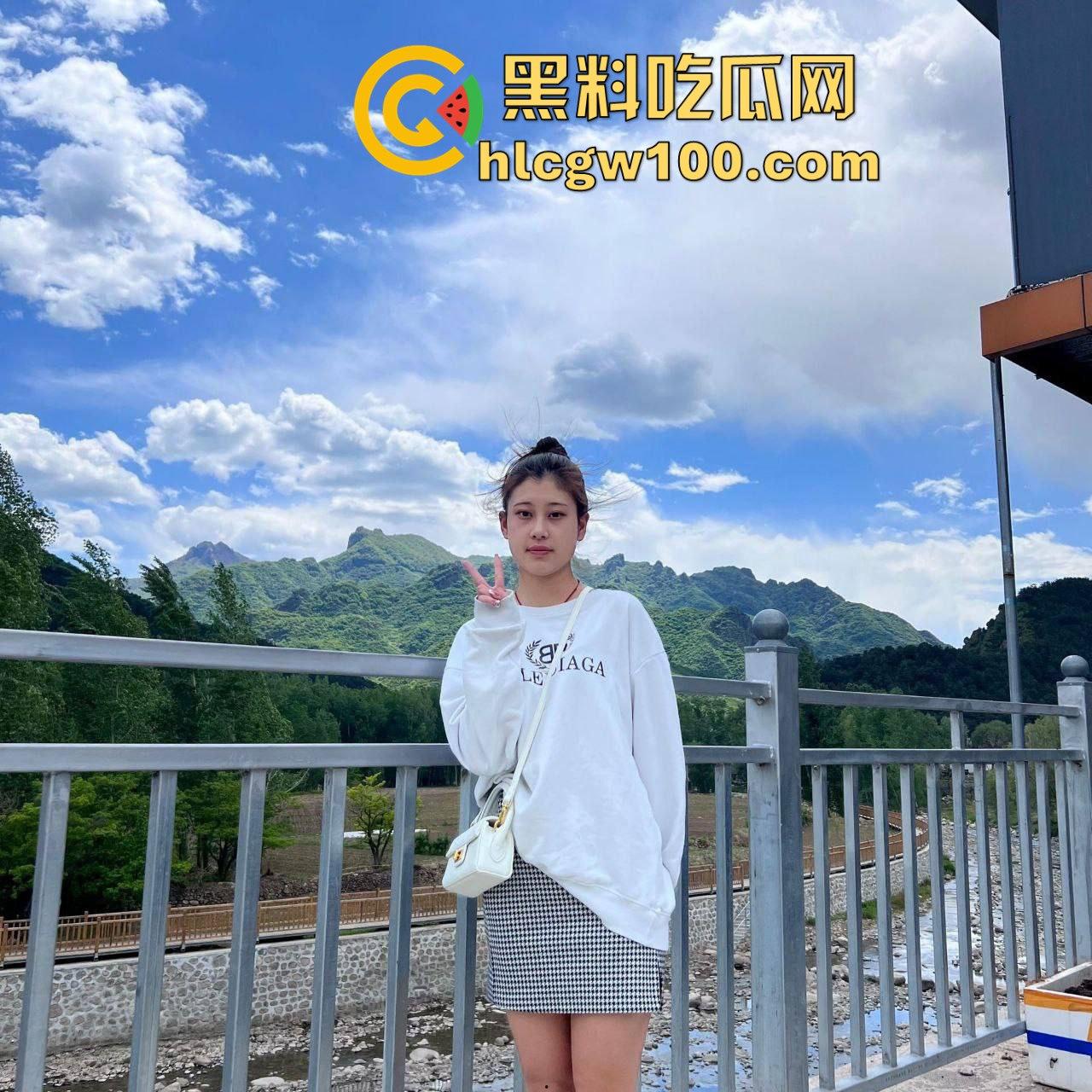 西安大学大三学姐【林诗诗】私密自拍外流！清纯脸蛋配骚浪劲儿，边打游戏边有男友大棒伺候。  第1张