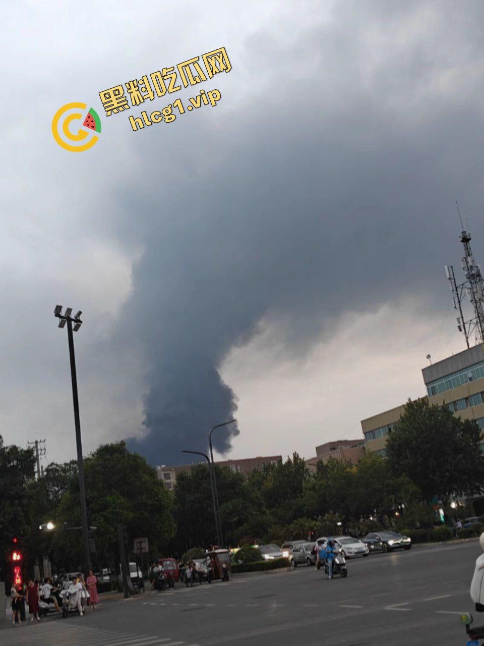 西安鄂邑张寨村 一涂料厂发生火灾！形成巨大黑色蘑菇云！  第7张