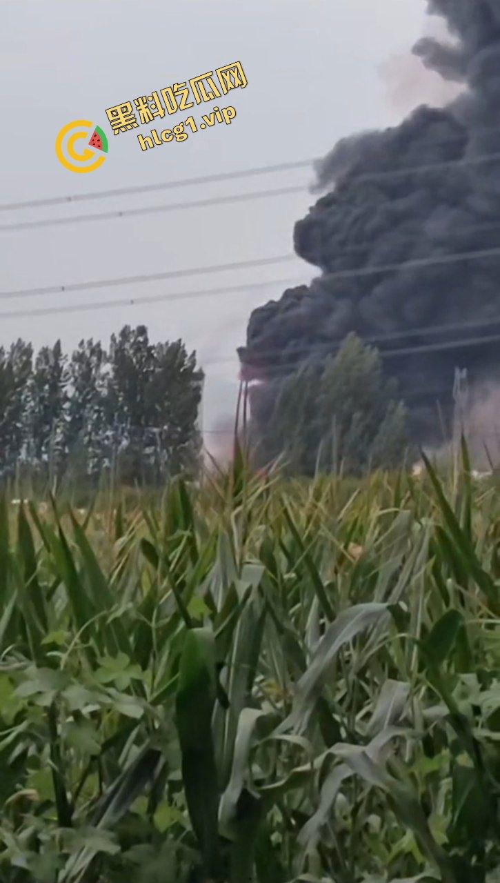 西安鄂邑张寨村 一涂料厂发生火灾！形成巨大黑色蘑菇云！  第8张