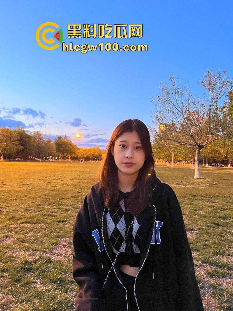 西安大学大三学姐【林诗诗】私密自拍外流！清纯脸蛋配骚浪劲儿，边打游戏边有男友大棒伺候。  第4张