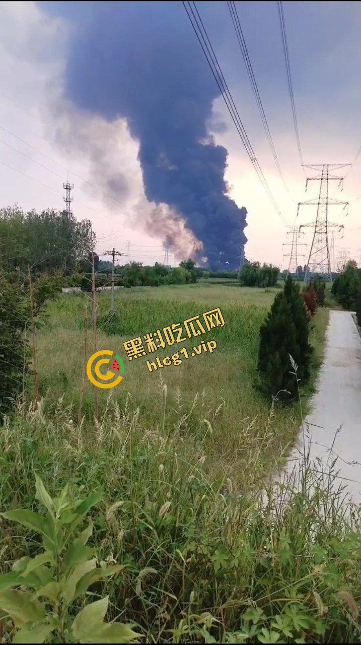 西安鄂邑张寨村 一涂料厂发生火灾！形成巨大黑色蘑菇云！  第9张
