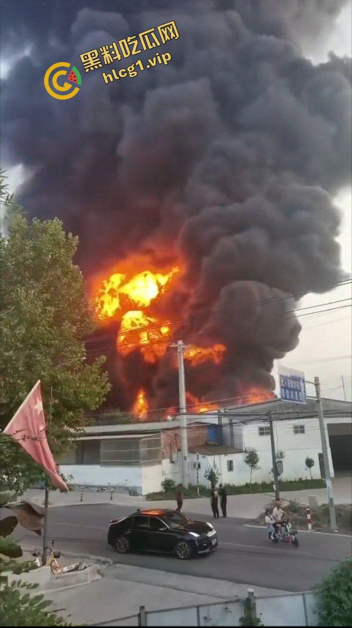西安鄂邑张寨村 一涂料厂发生火灾！形成巨大黑色蘑菇云！  第10张