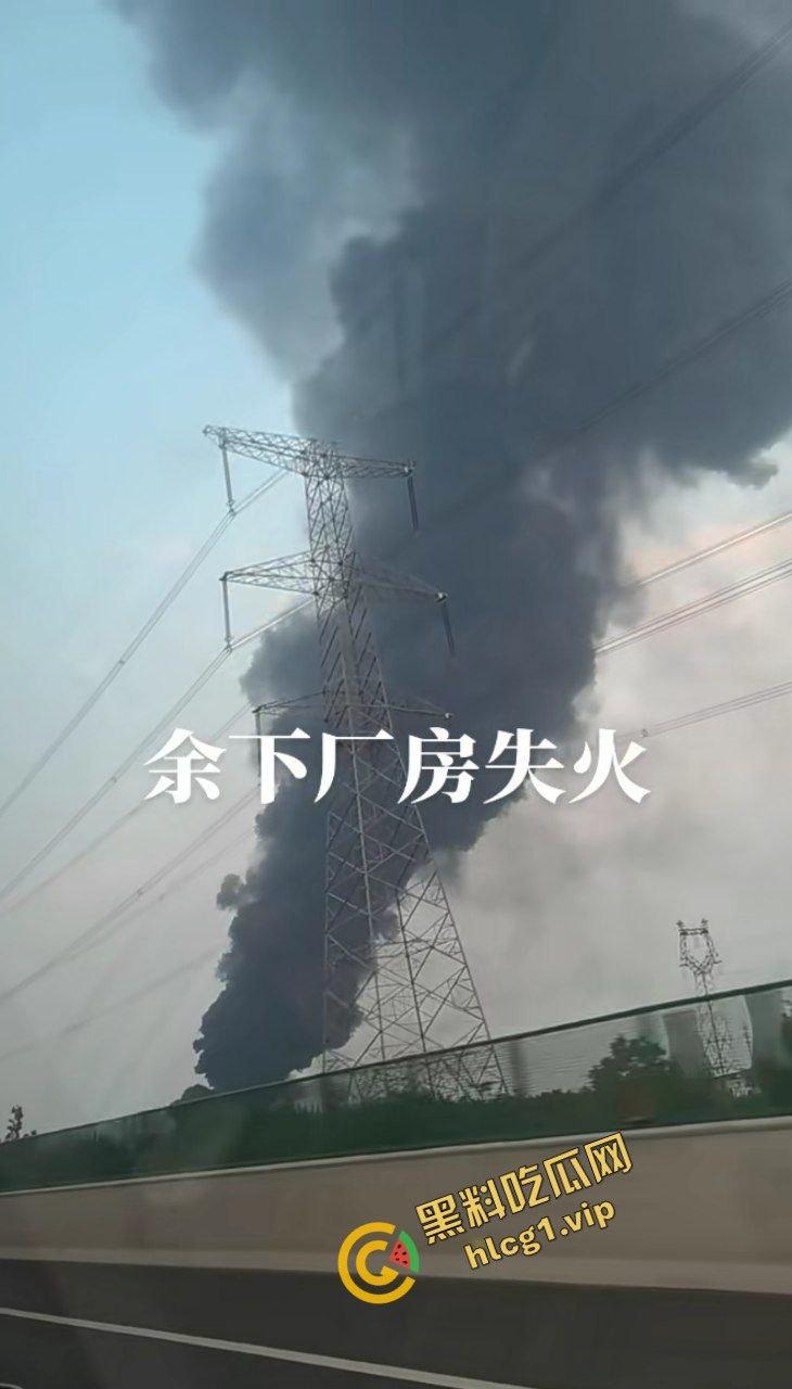西安鄂邑张寨村 一涂料厂发生火灾！形成巨大黑色蘑菇云！  第11张
