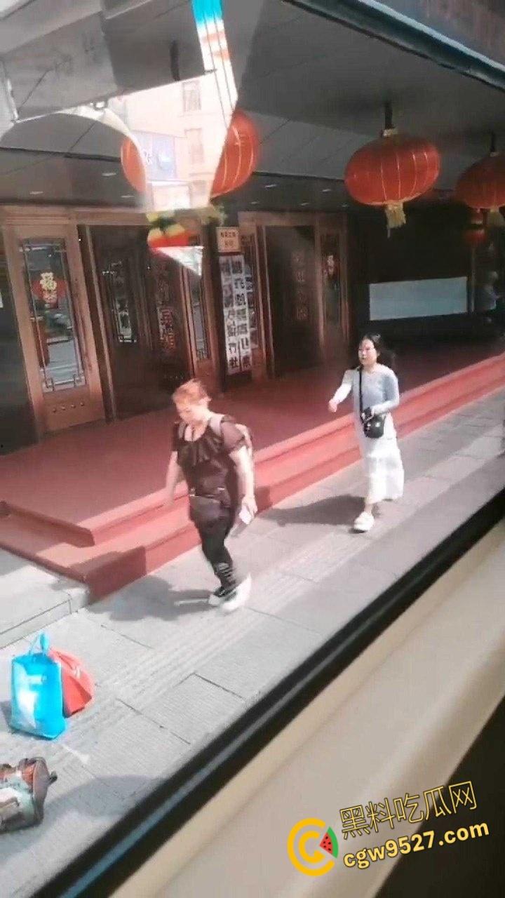 黑龙江鸡西一名女子想借网贷，做鼻子整容竟打自己老母，真白养了，群众直呼喂出个白眼狼！  第2张