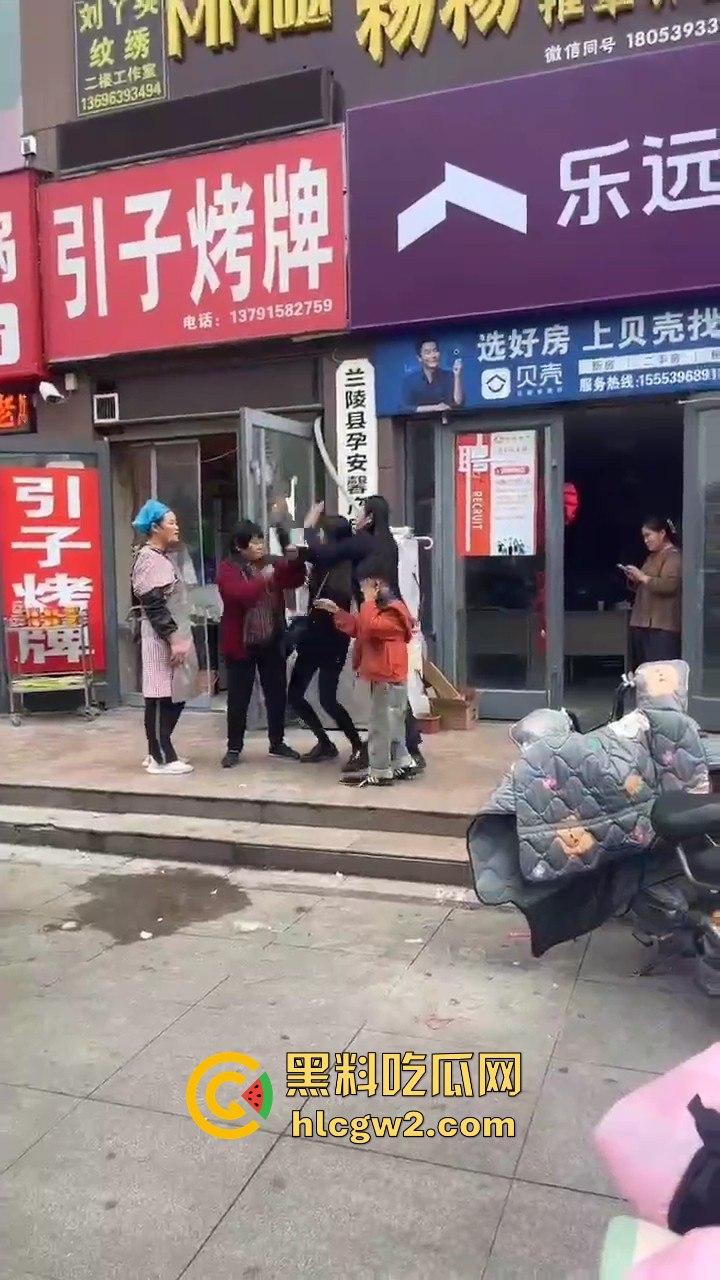 兰陵女子带娃吃饭不给钱，白嫖麻辣香锅还发飙！灰衣男冲上去补刀打女人，装得比谁都狠真是个逼养的！  第1张