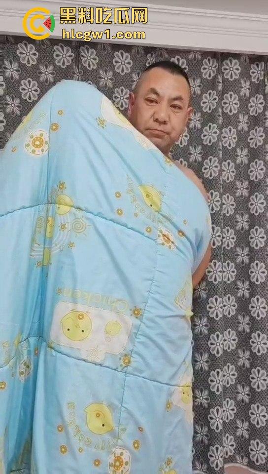 南昌捉奸场面火爆！刀都架婊子脖子上了，狗男人还裹被子怕走光，真是笑死人！  第1张