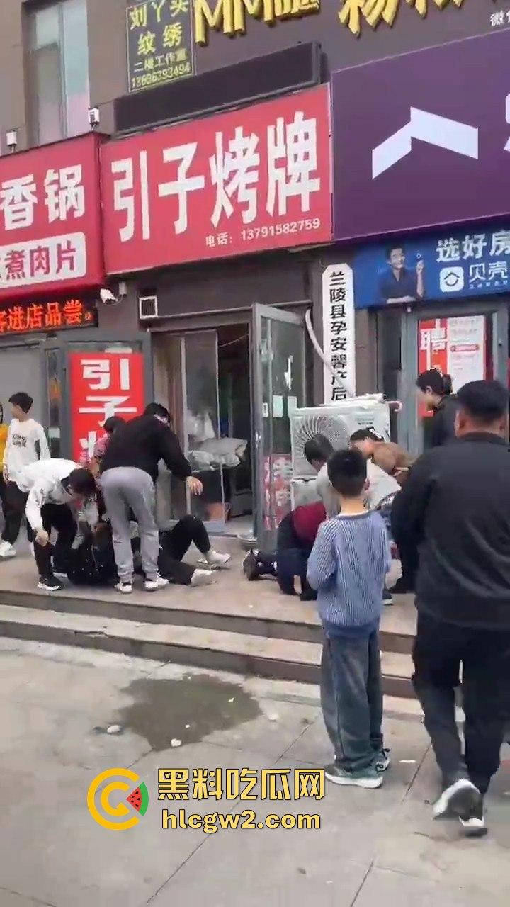 兰陵女子带娃吃饭不给钱，白嫖麻辣香锅还发飙！灰衣男冲上去补刀打女人，装得比谁都狠真是个逼养的！  第2张