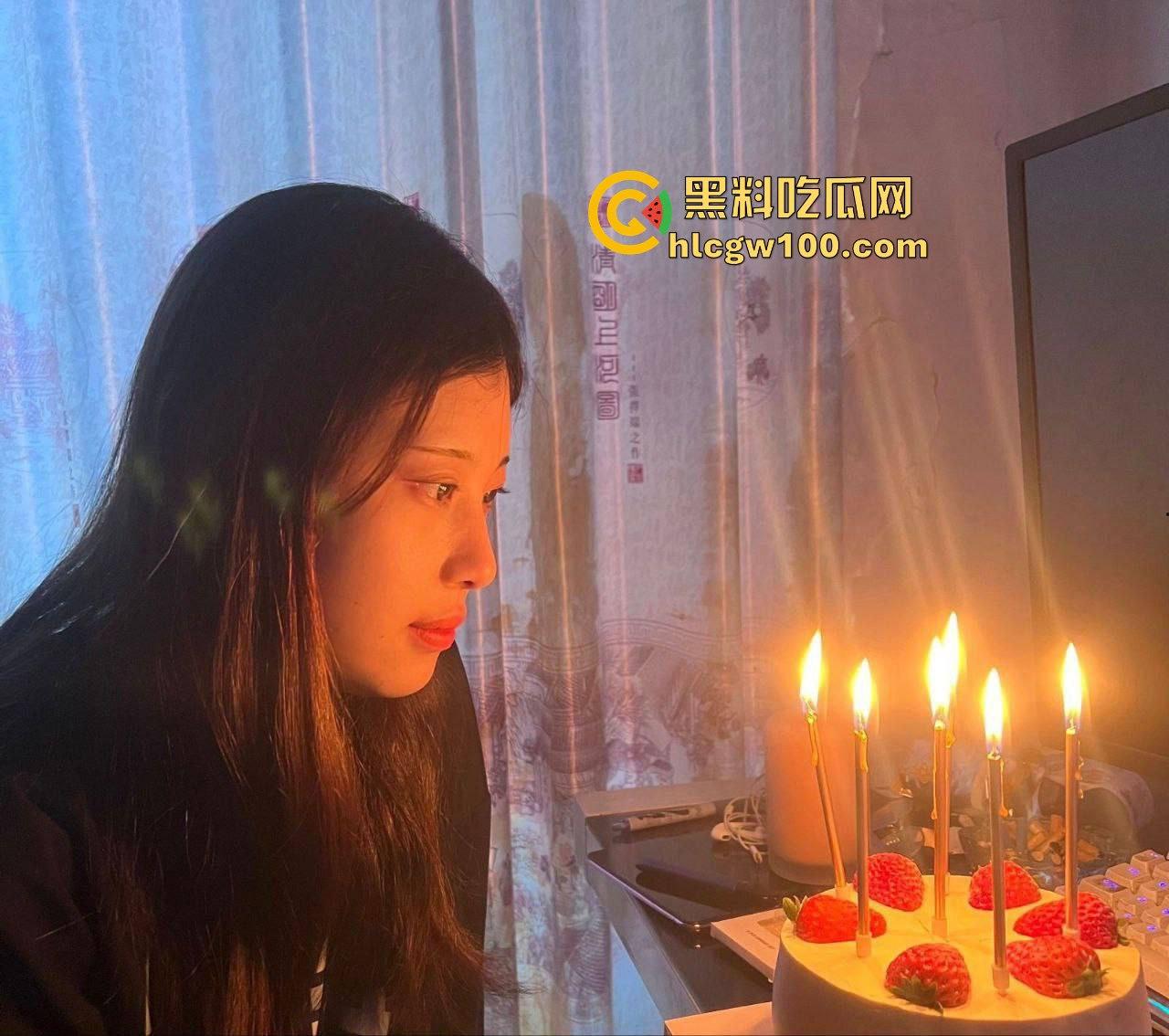 西安大学大三学姐【林诗诗】私密自拍外流！清纯脸蛋配骚浪劲儿，边打游戏边有男友大棒伺候。  第9张