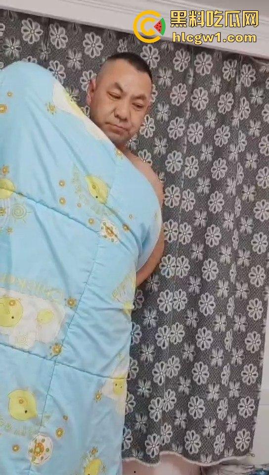 南昌捉奸场面火爆！刀都架婊子脖子上了，狗男人还裹被子怕走光，真是笑死人！  第2张