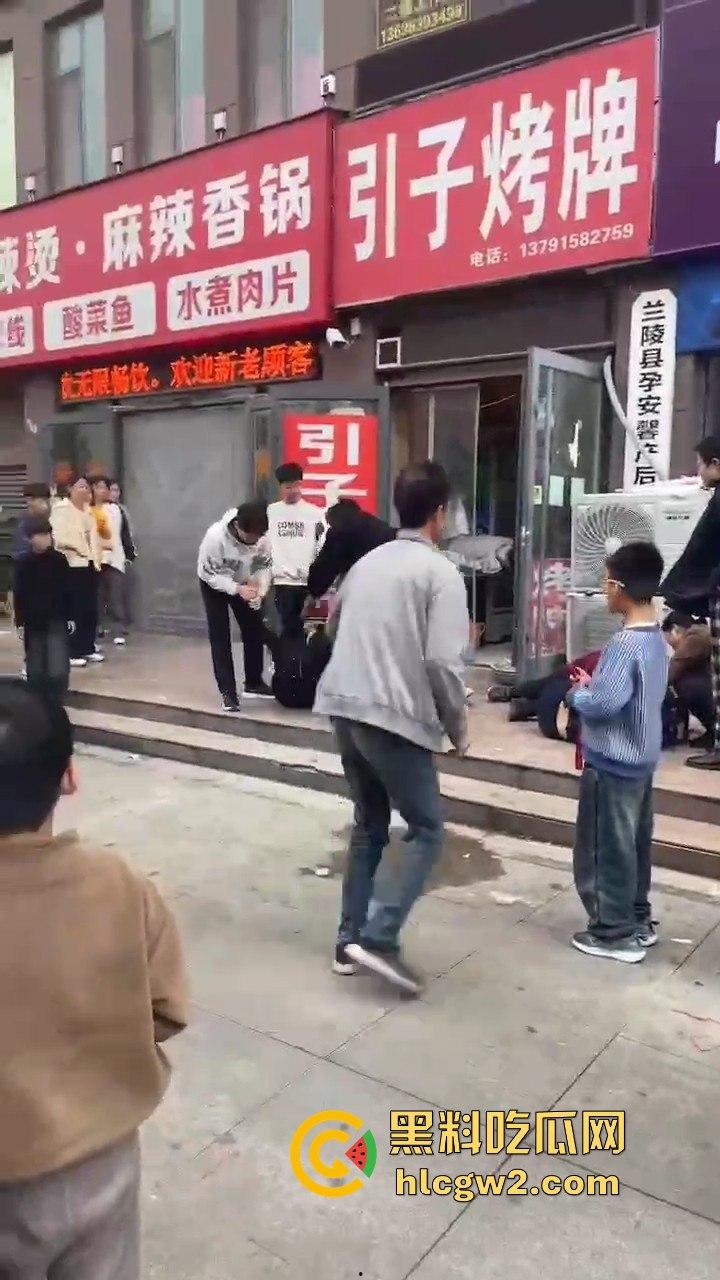 兰陵女子带娃吃饭不给钱，白嫖麻辣香锅还发飙！灰衣男冲上去补刀打女人，装得比谁都狠真是个逼养的！  第3张