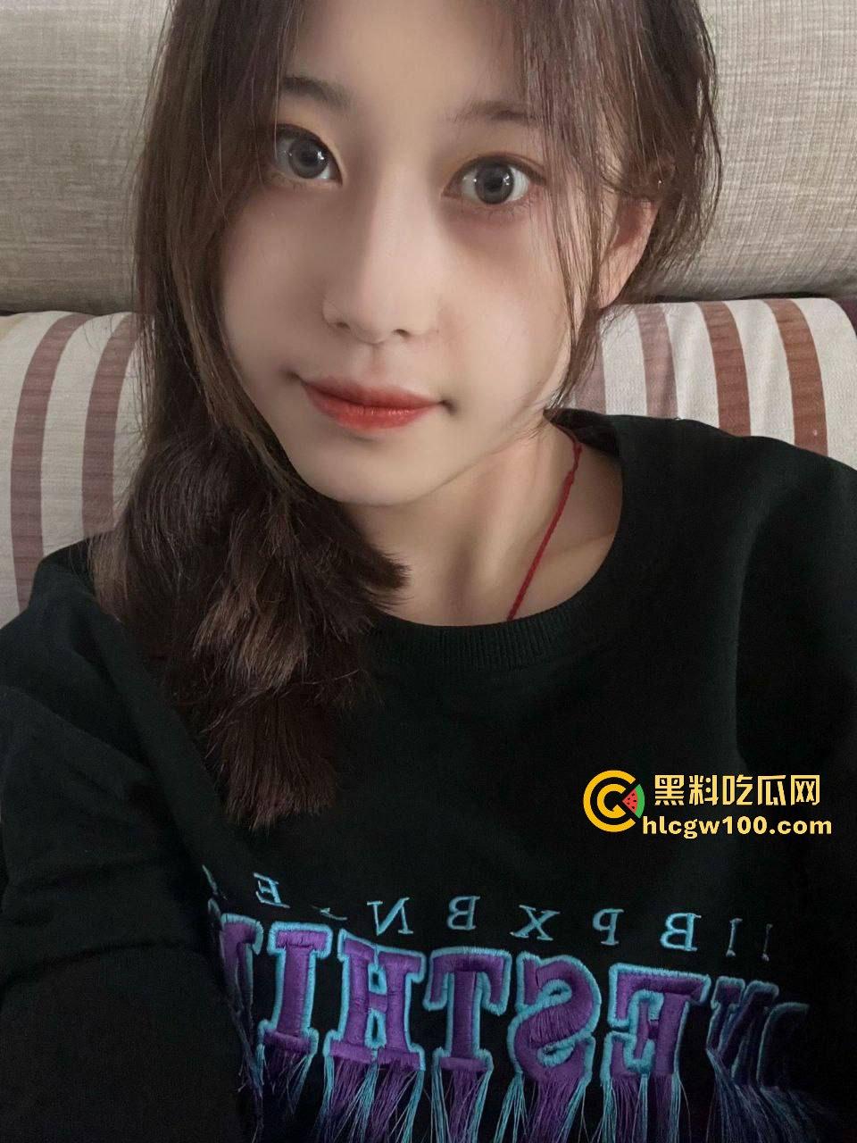 西安大学大三学姐【林诗诗】私密自拍外流！清纯脸蛋配骚浪劲儿，边打游戏边有男友大棒伺候。  第10张