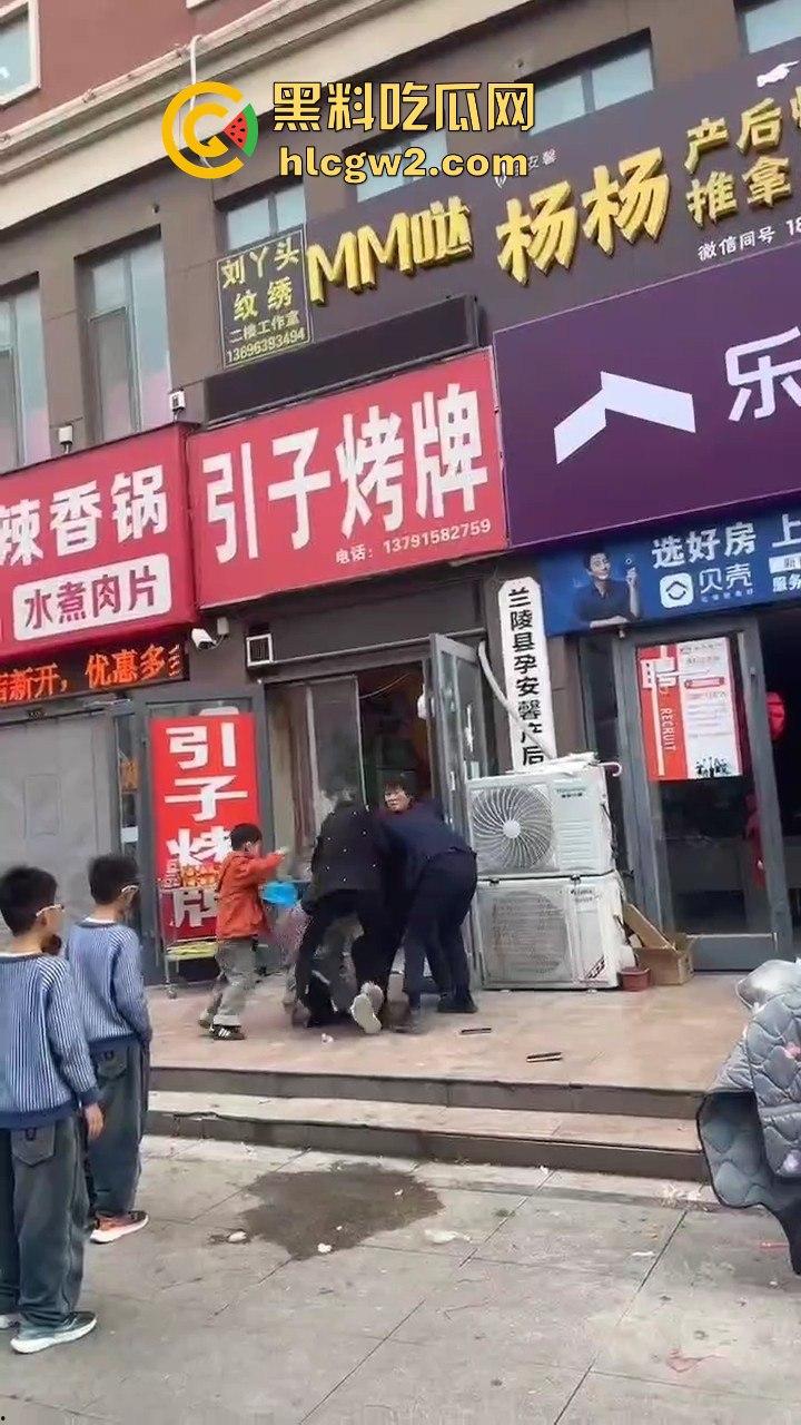 兰陵女子带娃吃饭不给钱，白嫖麻辣香锅还发飙！灰衣男冲上去补刀打女人，装得比谁都狠真是个逼养的！  第4张