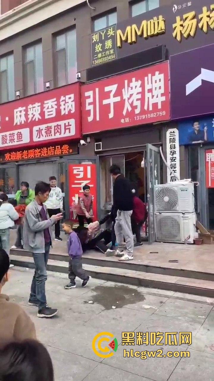 兰陵女子带娃吃饭不给钱，白嫖麻辣香锅还发飙！灰衣男冲上去补刀打女人，装得比谁都狠真是个逼养的！  第5张
